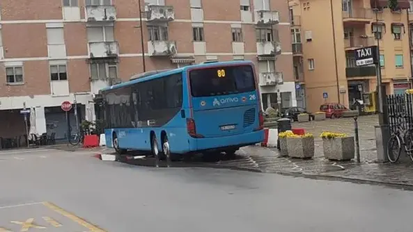 Spray urticante nel bus