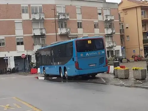 Spray urticante nel bus
