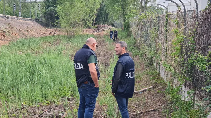 Le forze dell'ordine sul luogo del ritrovamento