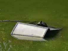 Uno dei cestini gettati in acqua a Mestre
