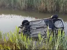 L'auto ribaltata nel canale