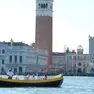 Un bragosso a uso turistico sul canal Grande