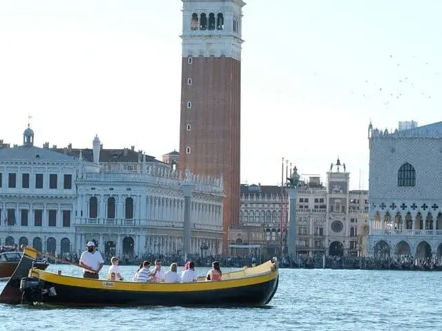 Un bragosso a uso turistico sul canal Grande