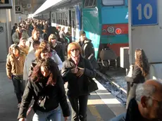 Turisti e pendolari in stazione a Venezia