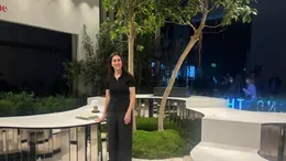 Denise Archiutti, membro del cda di Veneta Cucine, davanti alla nuova cucina outdoor Oltre