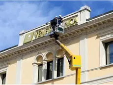La rimozione dell'insegna Veneto Banca dal cornicione di una sua filiale