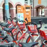 Nella foto grande le biciclette pubbliche in affitto a Mestre.