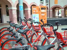 Nella foto grande le biciclette pubbliche in affitto a Mestre.