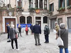 Venezia: La manifestazione ai piedi di palazzo Boldù, sestiere di Cannaregio, sede del centro di salute mentale