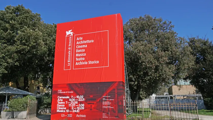 Il totem espositivo allÂ?accesso dei Giardini della Biennale di Venezia, 13 Marzo 2026. ANSA/ANDREA MEROLA
