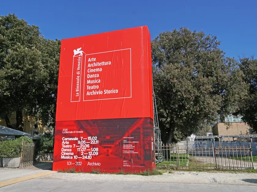 Il totem espositivo allÂ?accesso dei Giardini della Biennale di Venezia, 13 Marzo 2026. ANSA/ANDREA MEROLA