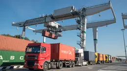 Una delle quattro gru elettriche a portale in funzione all'Interporto di Padova