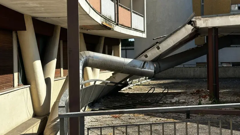 La pensilina collassata su se stessa nella corte interna dell’edificio Kristall