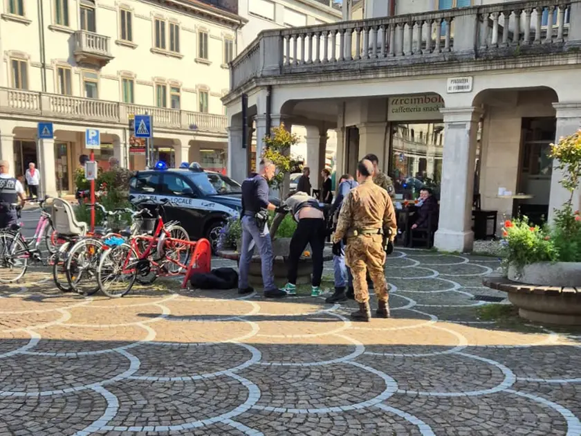 Via Piave, dove il giovane era svenuto