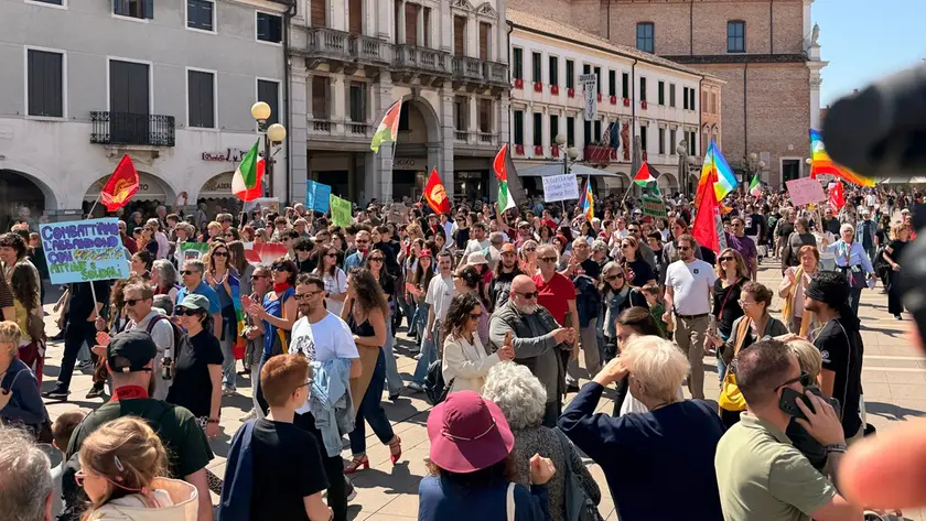 L'arrivo della manifestazione del 25 aprile in piazza Ferretto a Mestre (foto Agenzia Pòrcile)