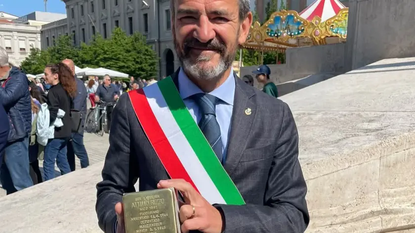 Il sindaco Teso con la pietra d'inciampo in memoria di Attilio Rizzo