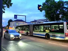 Un autobus della linea 7 in via Roma a Spinea.