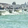 Traffico acqueo in Canal Grande: le barche a motore e l’altezza delle onde sono aumentate, mettendo a rischio rive e fondamenta