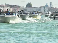 Traffico acqueo in Canal Grande: le barche a motore e l’altezza delle onde sono aumentate, mettendo a rischio rive e fondamenta