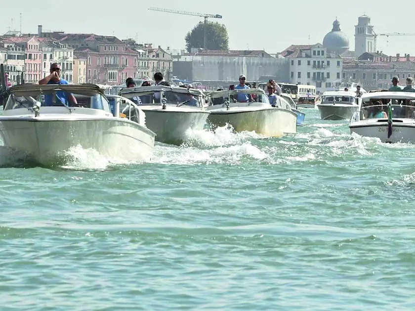 Traffico acqueo in Canal Grande: le barche a motore e l’altezza delle onde sono aumentate, mettendo a rischio rive e fondamenta
