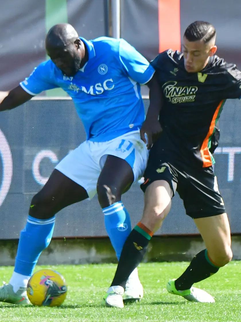 Jay Idzes, qui in marcatura su Romelu Lukaku del Napoli, segnò il gol dell’1-0 a La Spezia