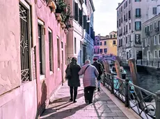 Un’anziana in centro storico, sempre più longevo e con over 65 soli .