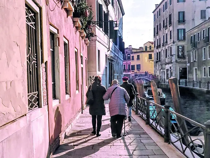 Un’anziana in centro storico, sempre più longevo e con over 65 soli .