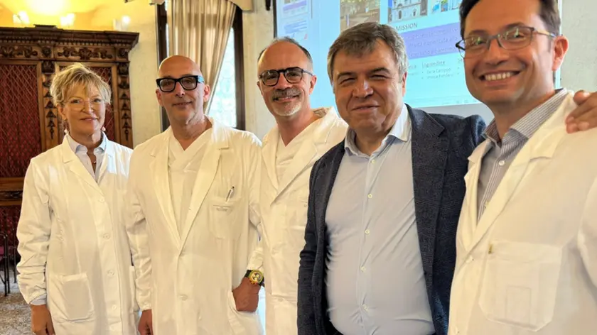 Il dg Massimo Zuin con i medici dell'equipe