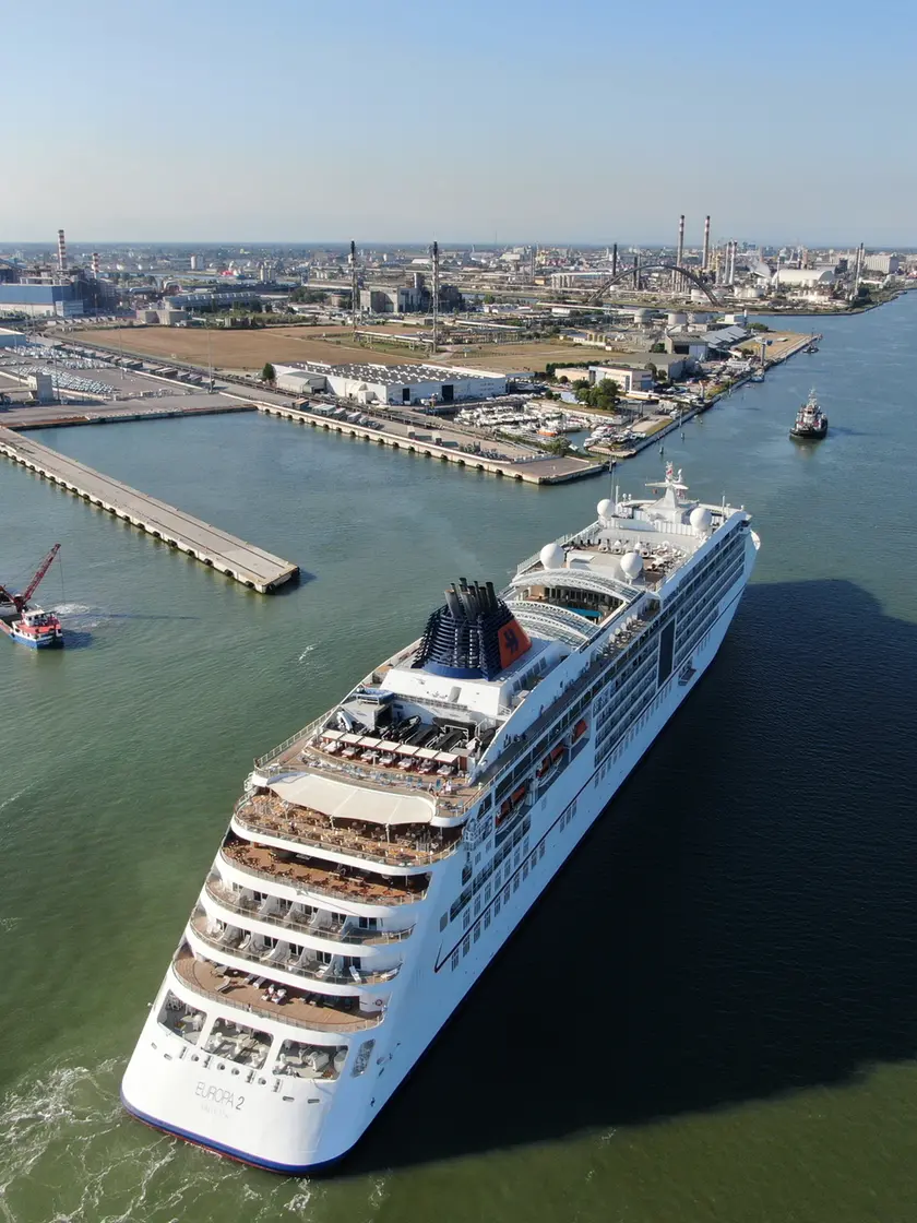 L’arrivo di una nave a crociera a Porto Marghera, a Venezia