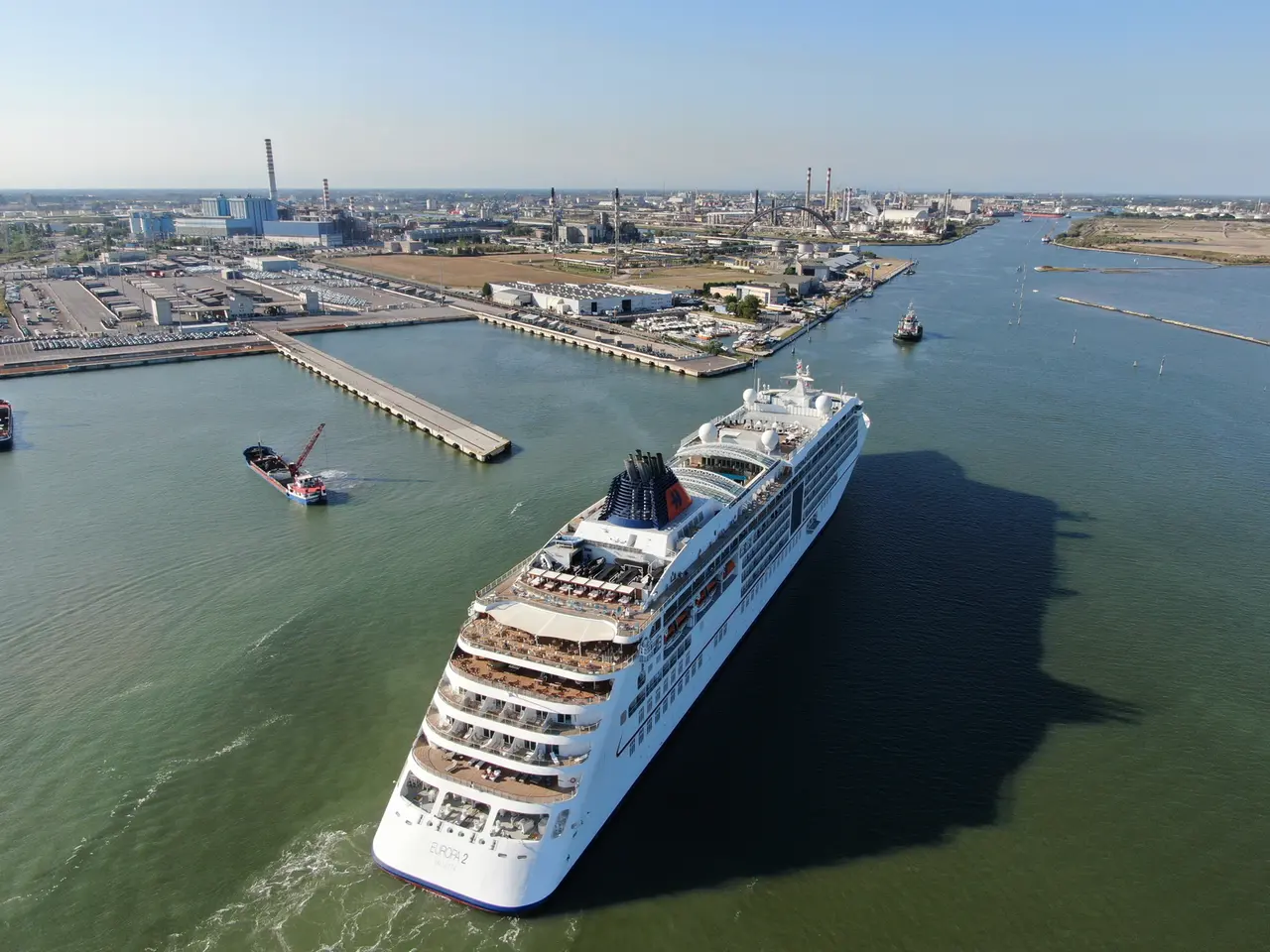 L’arrivo di una nave a crociera a Porto Marghera, a Venezia