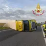 Il camion ribaltato (crediti: Vigili del fuoco)