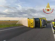 Il camion ribaltato (crediti: Vigili del fuoco)