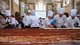 La preparazione, a Londra, del Tiramisù più lungo del mondo