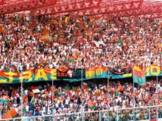 L’imponente curva dei tifosi del Venezia a Cesena il 16 giugno 1991