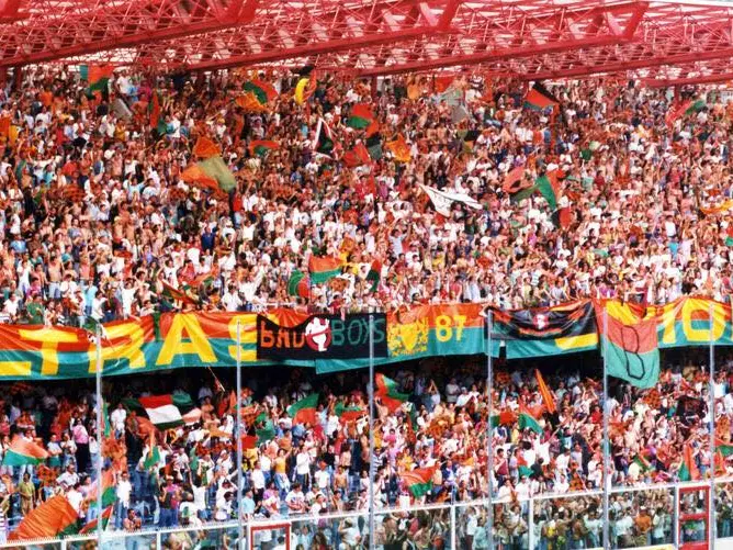 L’imponente curva dei tifosi del Venezia a Cesena il 16 giugno 1991