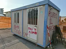 Le scritte sul container del cantiere per il nuovo asilo nido di Sottomarina
