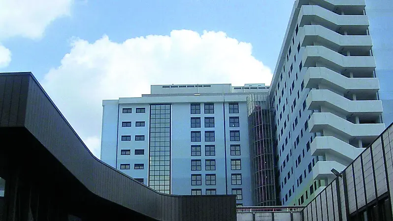 Il piccolo ha una protesi che si è rotta giocando: in pronto soccorso non se ne accorgono, la famiglia va dall’avvocato