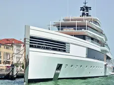 Un maxi yacht ormeggiato lungo la banchina delle Zattere