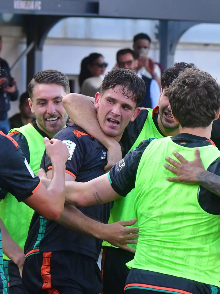La squadra si complimenta con Adorante dopo il gol contro l’Empoli