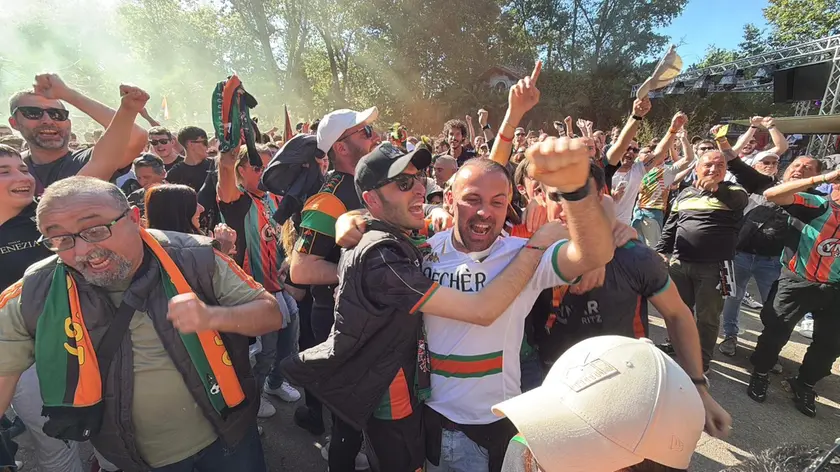 I cori, gli abbracci, i fumogeni: Forte Marghera come una torcida per il Venezia in A