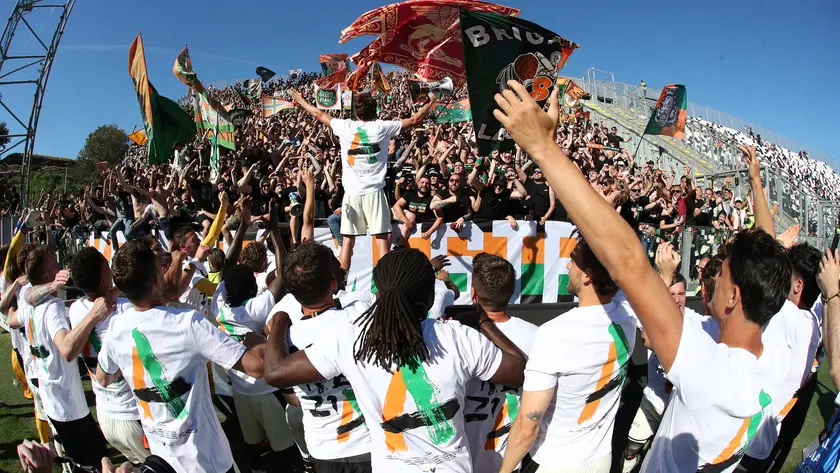 La festa sotto alla tribuna del Venezia