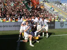 Un gruppo di giocatori festeggia la promozione