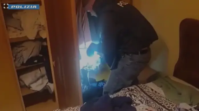 Il sopralluogo della polizia in casa della donna