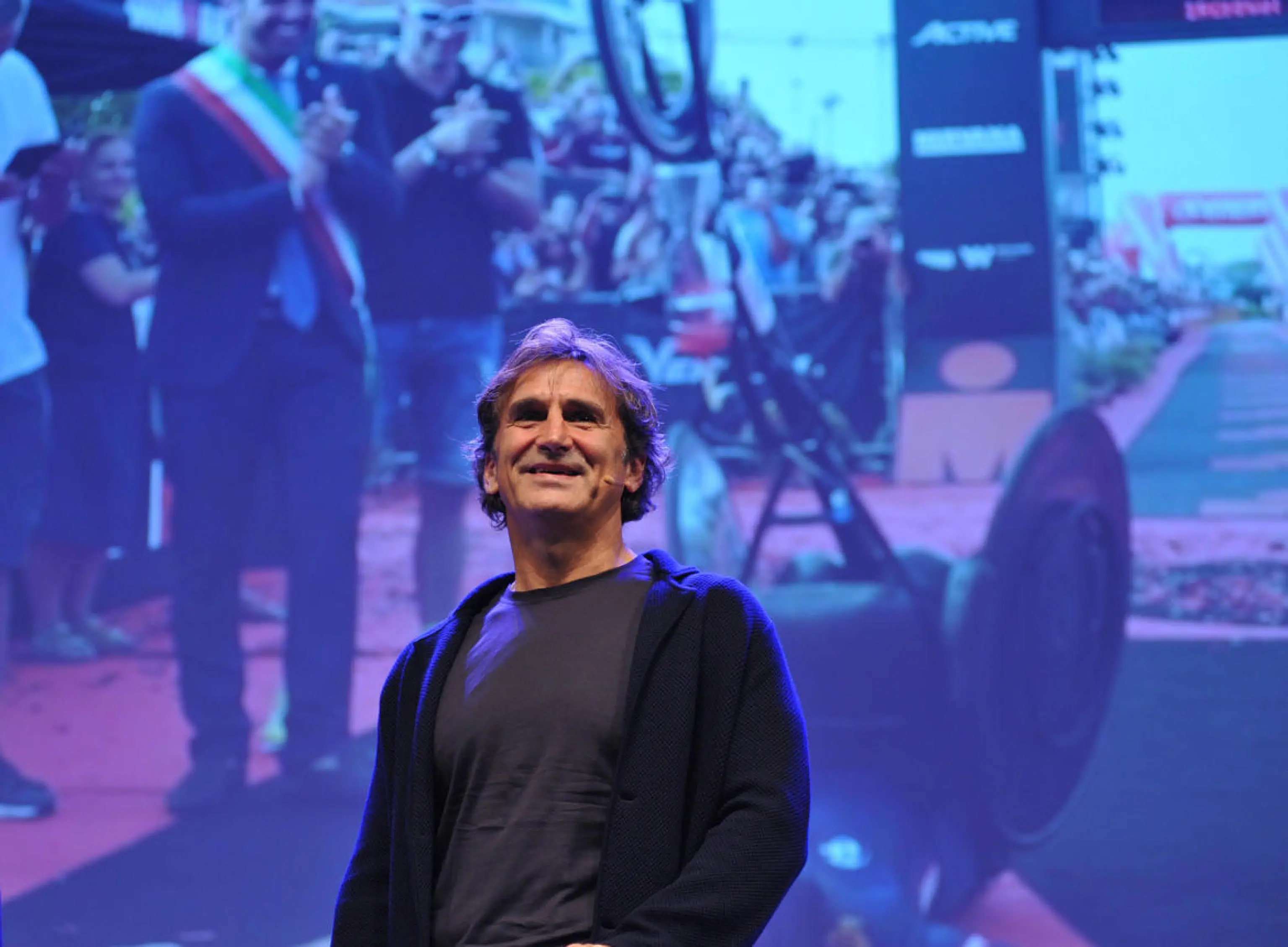 Alex Zanardi, prima campione di automobilismo e poi di ciclismo paralimpico, si è spento nella serata del 1° maggio. A giugno 2020 era rimasto coinvolto in un gravissimo incidente proprio in handbike durante una staffetta benefica e da allora non si era più ripreso. Ecco una selezione di foto della sua lunghissima carriera.