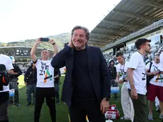 Mister Stroppa festeggia la promozione sul campo dello Spezia