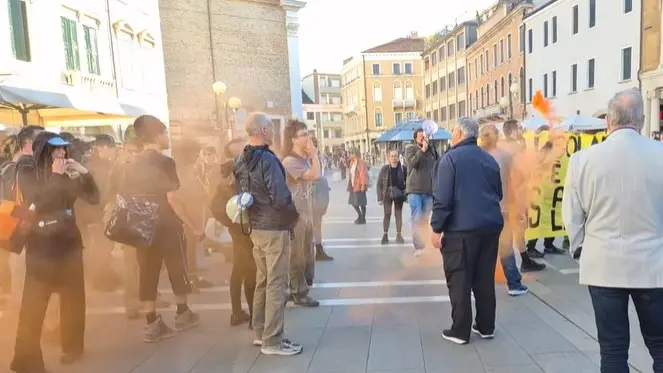 Anarchici contro il banchetto di Fratelli d’Italia: attimi di tensione a Mestre