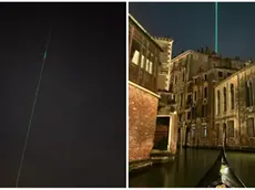 Il misterioso fascio di luce verde visto da Venezia (foto da Facebook)