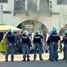 La polizia di Stato ripresa mentre allontana gli anarchici