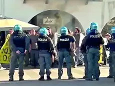 La polizia di Stato ripresa mentre allontana gli anarchici