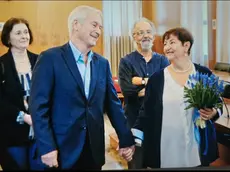 Mariangela Ghirardini, 76 anni, e Flavio Franzolini, 80, nel giorno del loro matrimonio in municipio a Codroipo